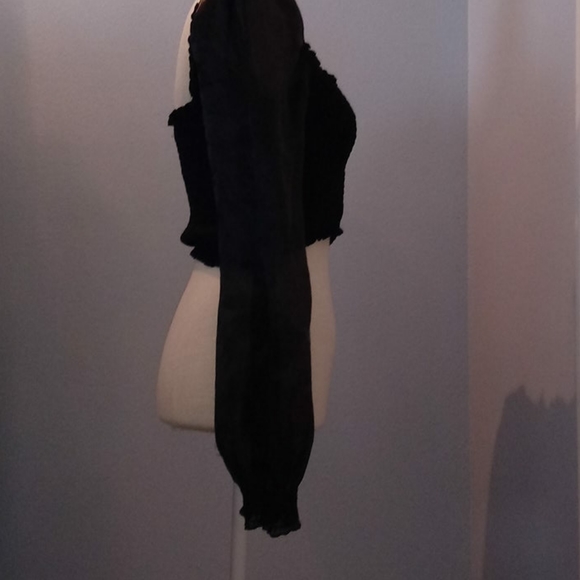 Black crop top with puff-sleeves - Picture 2 of 4